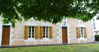 façade en vieilles pierres du meublé