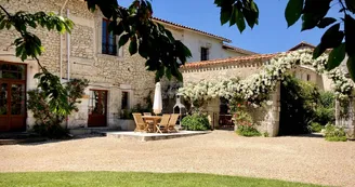 Gîte Le Coin Fleuri - Château de Gurat - 6 pers