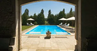 Vue sur la piscine du Logis de la Vaure - Chillac