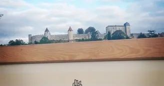 enseigne et vue sur le château de Villebois