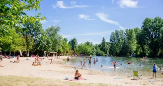 Picnic area in the border of the river Dronne - Aubeterre sur Dronne