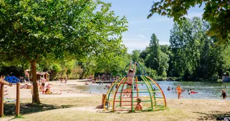 Picnic area in the border of the river Dronne - Aubeterre sur Dronne