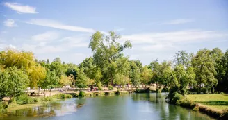 Picnic area in the border of the river Dronne - Aubeterre sur Dronne